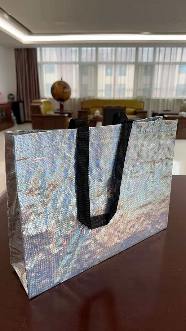 Новая большая сумка из лазерной пленки от RGS PACKAGING